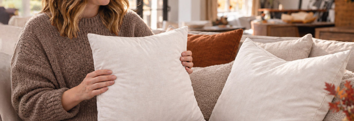 Gemütliches Sofa mit Dekokissen und Innenkissen von beties