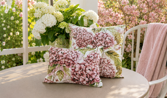 Landlust hortensie Kisssenhüllen im sommer auf einer Terasse
