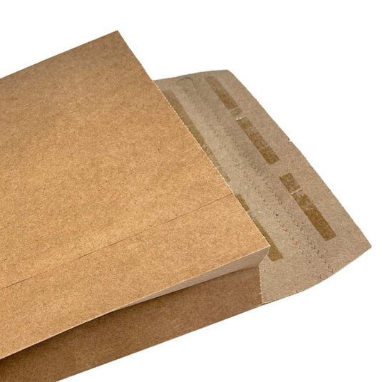 Eine Nahaufnahme eines offenen braunen Papierumschlags mit zwei Klebestreifen auf der Klappe, bereit zum Verschließen, auf weißem Hintergrund.