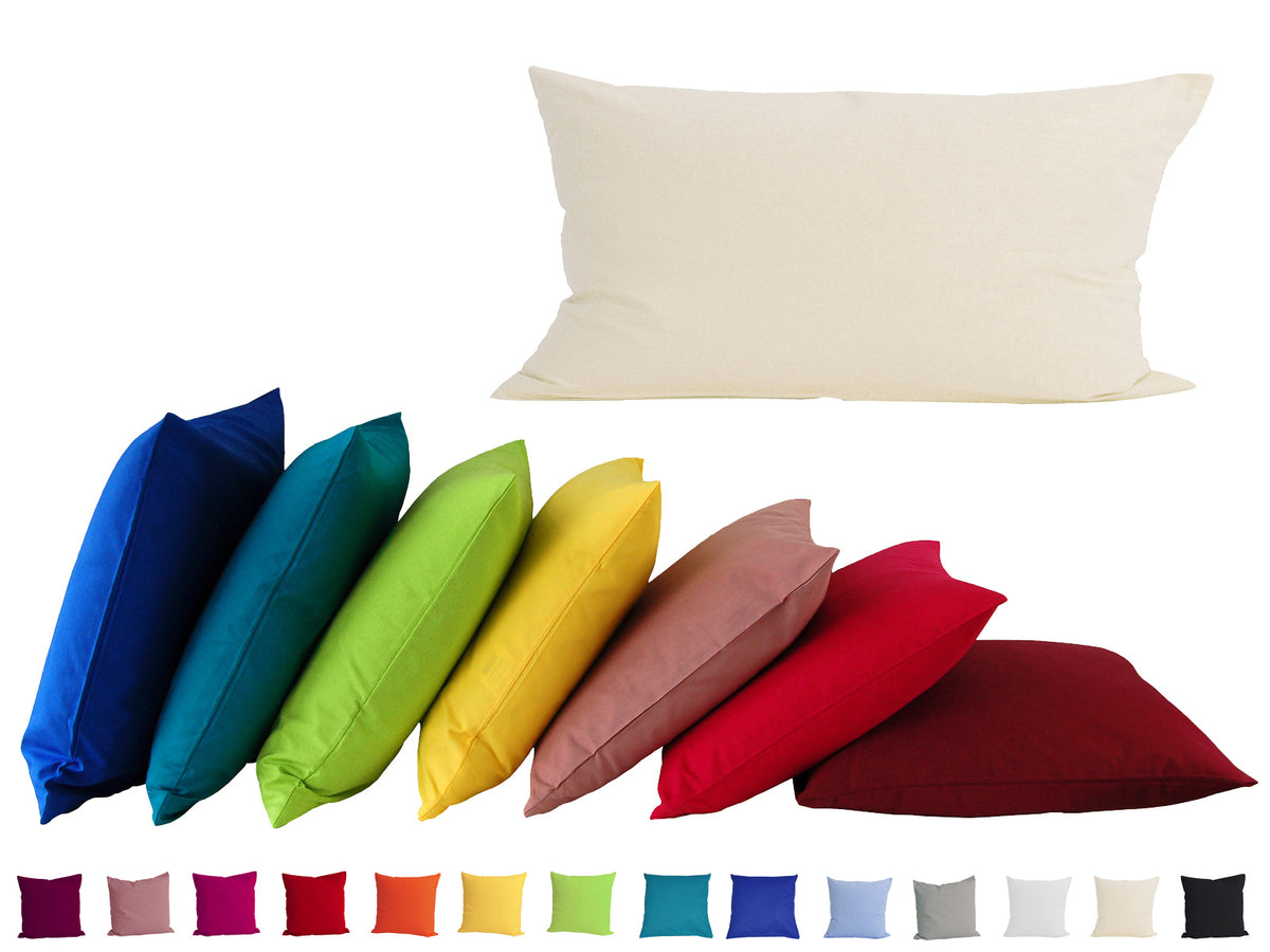 Ein hellbeiges, rechteckiges Kissen auf einem weissen Hintergrund. Darunter ist eine Kissenreihe mit Kissenbezuegen in den kraeftigen Farben royal-blau, petrol, apfelgruen, gelb, altrosa, rot und hibiskus.