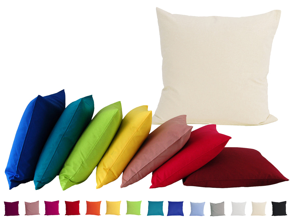 Ein hellbeiges, quadratisches Kissen auf einem weissen Hintergrund. Darunter ist eine Kissenreihe mit Kissenbezuegen in den kraeftigen Farben royal-blau, petrol, apfelgruen, gelb, altrosa, rot und hibiskus.