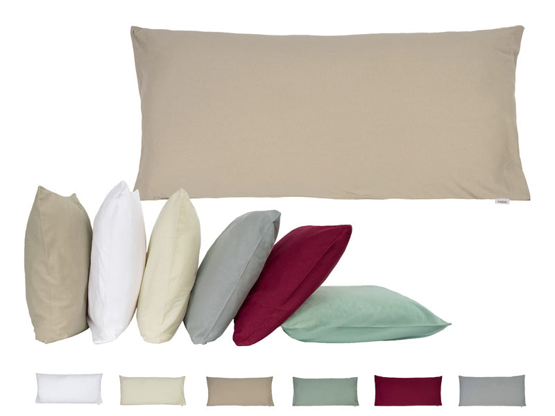 Beiges, rechteckiges Kissen auf einem weissen Hintergrund. Darunter ist eine Kissenreihe mit Kissenbezuegen in den Farben Beige, Weiss, Natur, Hellgrau, Weinrot und Gr�n.