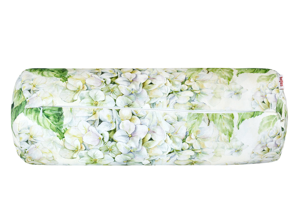 Weisser Bezug für Nackenrollen im Landhausstil, bedruckt mit rosa/pinken Hortensien-Blueten. Ansicht von unten mit geschlossenem Reissverschluss.