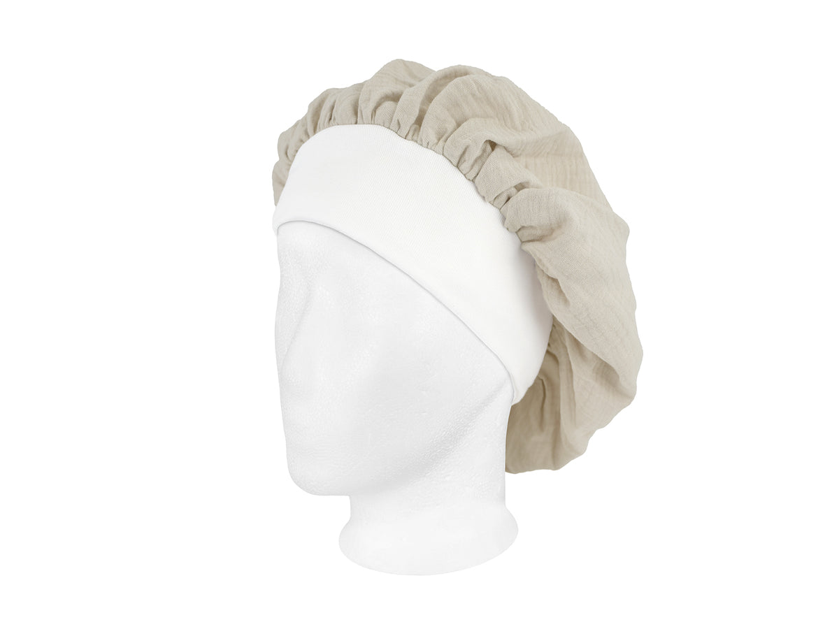 beties Musselin Bonnet Haarhaube Mandel Beige – Schrägansicht, 100% Bio-Baumwolle Musselin