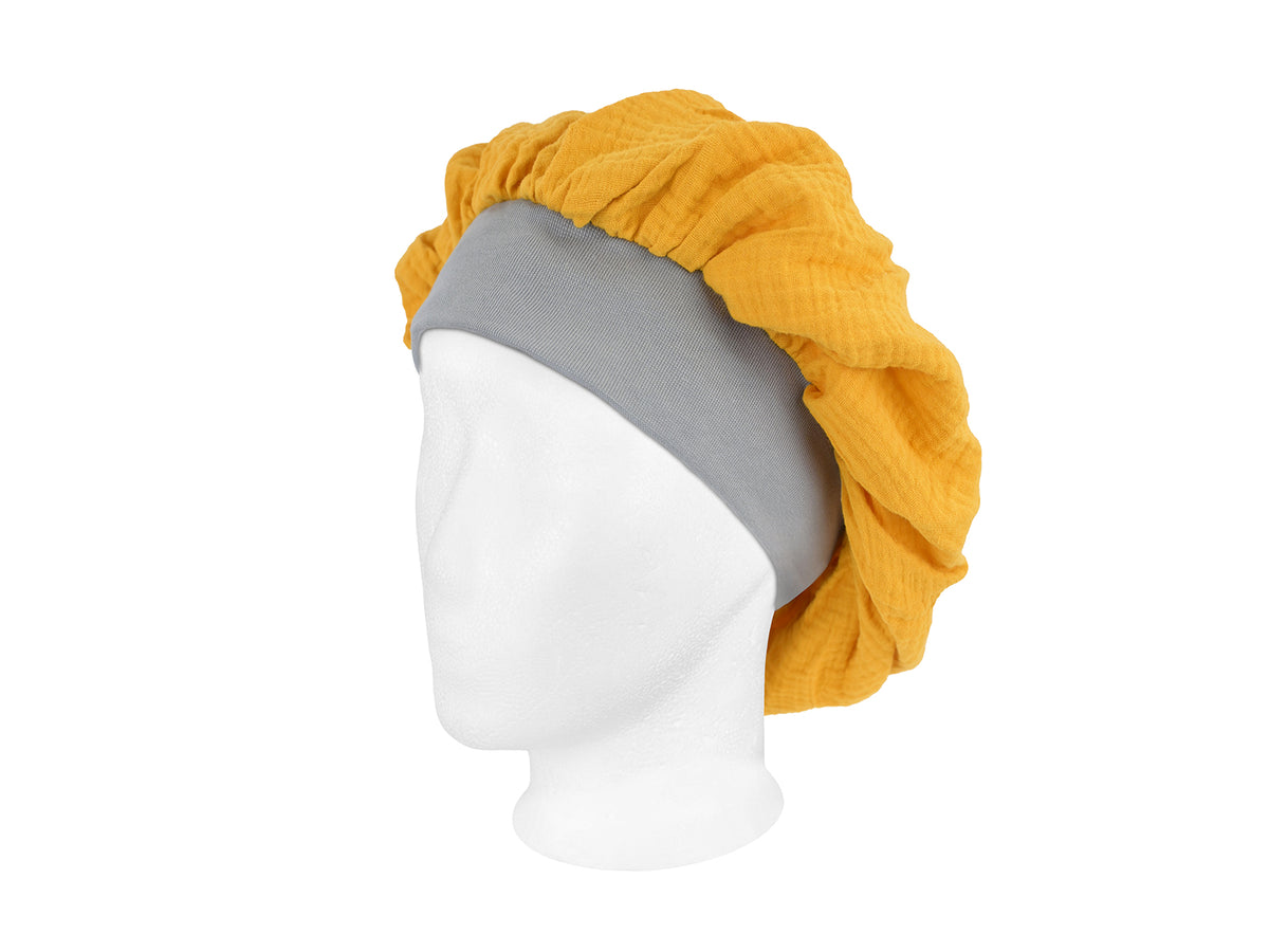 beties Musselin Bonnet Haarhaube Manuka Gelb – Schrägansicht, 100% Bio-Baumwolle Musselin