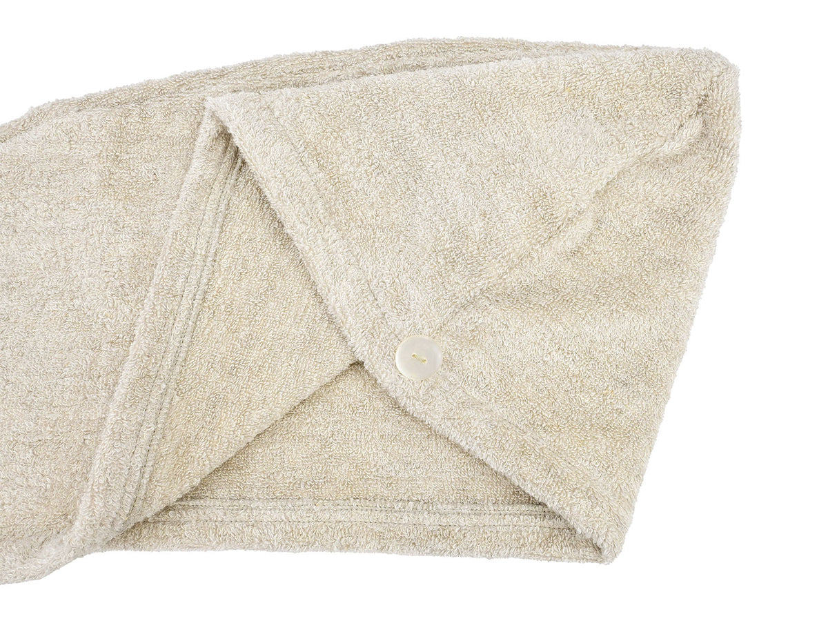 Detailaufnahme der Soft-Frottee-Struktur am beties Savu Haarturban in Heubeige