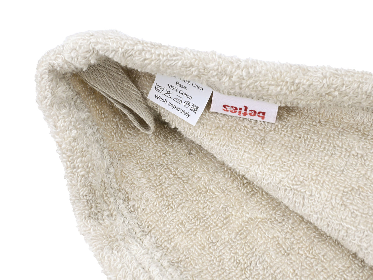 Detail der Saumverarbeitung am beties Savu Haarturban aus Frottee-Leinen in Heubeige