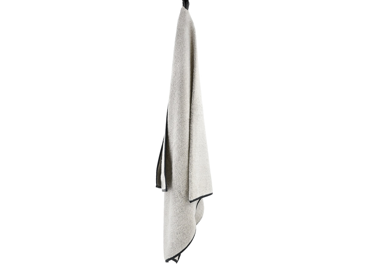 beties Savu Duschtuch 65x140 cm in Basaltgrau, offen ausgebreitet