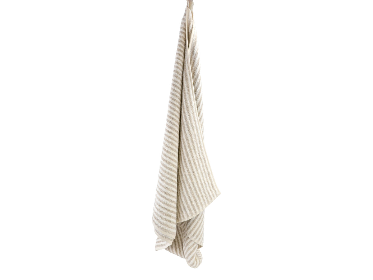 beties Savu Duschtuch 65x140 cm in Schilf-Hafermilch, offen ausgebreitet