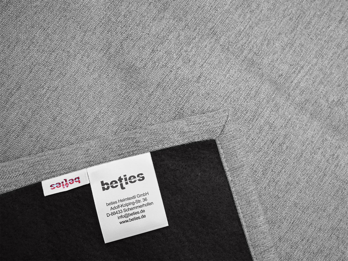 beties Wunschton Silber Grau – Nahaufnahme melierter Möbelstoff, Gewebestruktur Detailansicht mit Briefecke