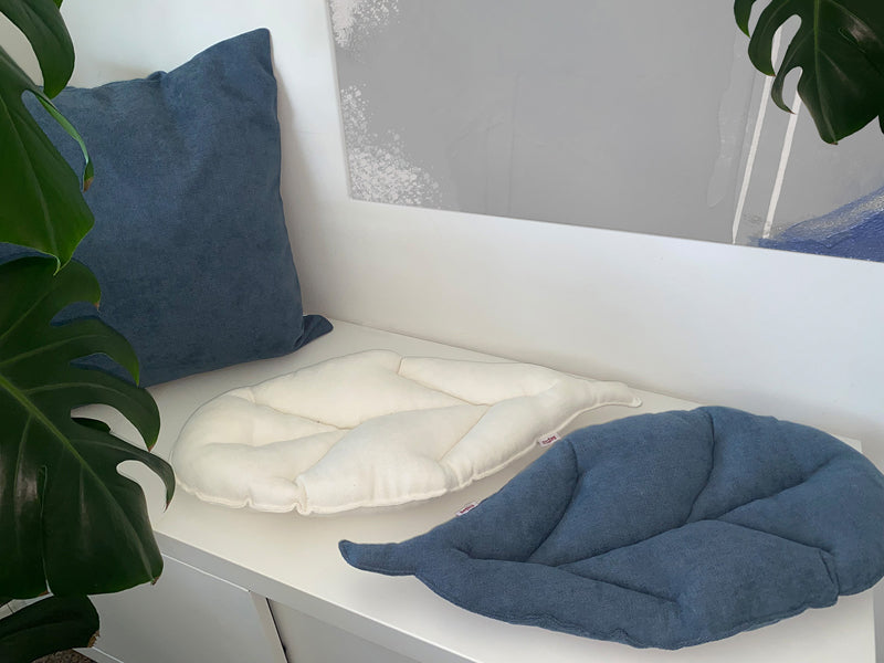 Kissen Blatt 28x59 cm beties „FarbTon" in nordlicht-blau und sahne-weiß – Chenille Sitzkissen