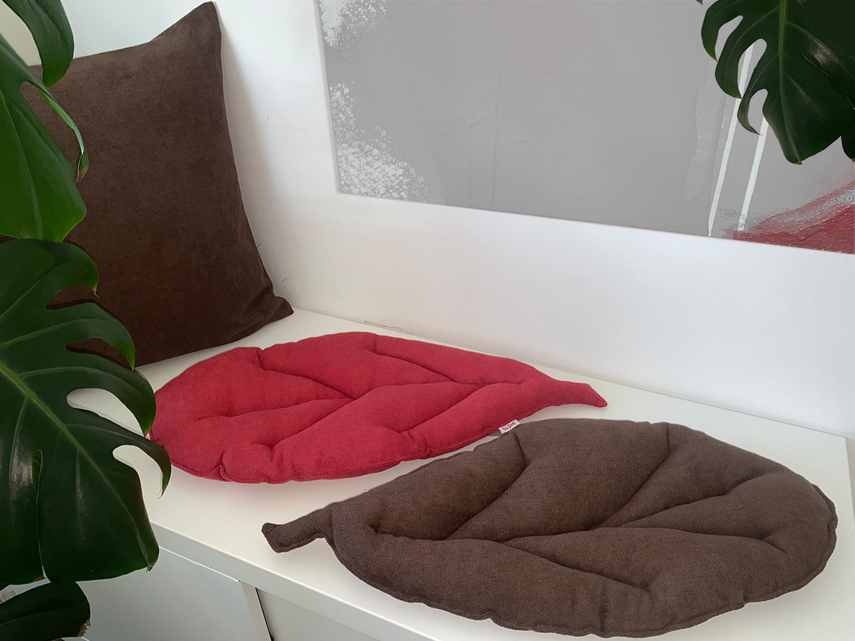 Kissen Blatt 28x59 cm beties „FarbTon" in kaffeebohne-braun und himbeer-rot – Wohnambiente