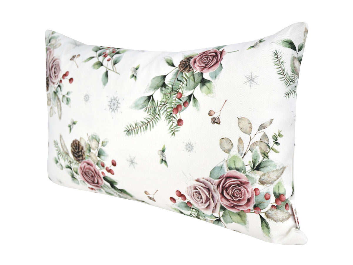 Weisse Kissenhuelle ca. 30x50 cm – Winterdeko mit rosa gefrosteten Rosen, Kieferzapfen und Zweigen im Alloverdruck – 100% Baumwolle – Aus der beties Magie des Winters "Frost-Rose" Kollektion.
