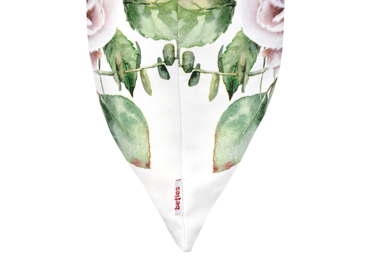 Weisse Kissenhuelle ca. 50x50 cm – Winterdeko mit rosa gefrosteten Rosen Bukett und Zweigen. Ansicht von der Seite mit beties Label – 100% Baumwolle – Aus der beties Magie des Winters "Frost-Rose Bukett" Kollektion.
