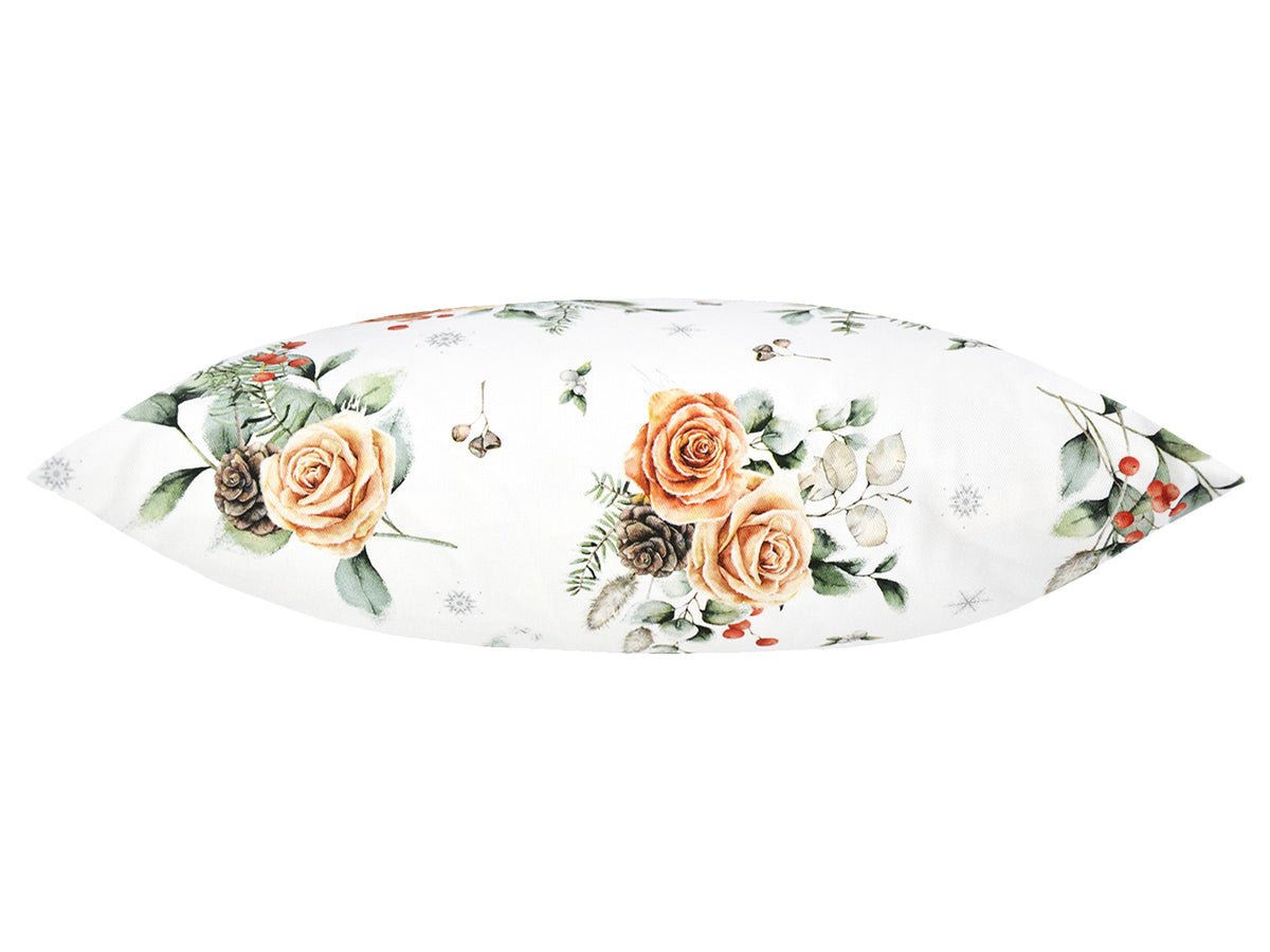 Weisse Kissenhuelle ca. 50x50 cm – Winterdeko mit orangen gefrosteten Rosen, Kieferzapfen und Zweigen im Allloverdruck. Ansicht von oben – 100% Baumwolle – Aus der beties Magie des Winters "Frost-Rose" Kollektion.