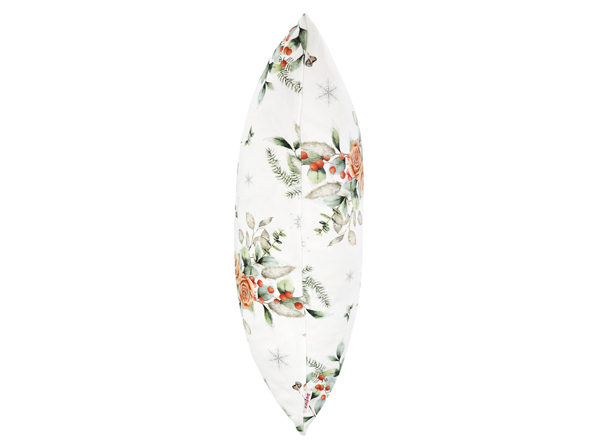 Weisse Kissenhuelle ca. 50x50 cm – Winterdeko mit orangen gefrosteten Rosen, Kieferzapfen und Zweigen im Allloverdruck. Ansicht von der Seite – 100% Baumwolle – Aus der beties Magie des Winters "Frost-Rose" Kollektion.