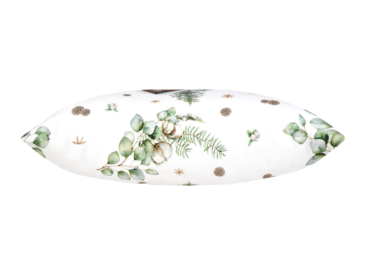 Weisse Kissenhuelle von oben präsentiert, ca. 25x35 cm – Winterdeko liebevoll gestaltet mit Hütte, Rehen, Tannenzapfen, Knallbeeren, Sternanis & Eukalyptus – 100% Baumwolle – beties Magie des Winters "Moggl-Hütte"