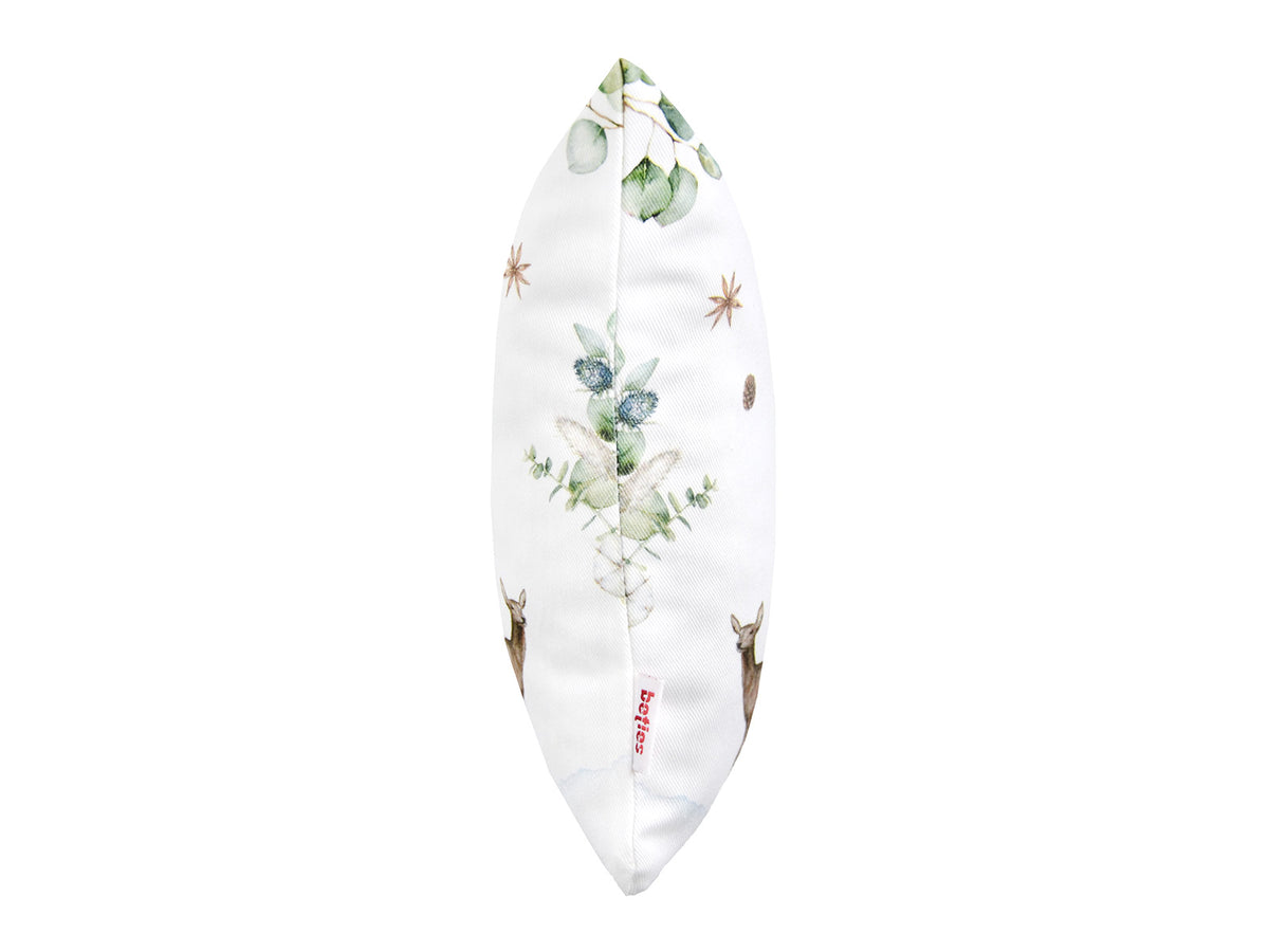 Weisse Kissenhuelle von der Seite präsentiert, 25x35 cm – Winterdeko liebevoll gestaltet mit Hütte, Rehen, Tannenzapfen, Knallbeeren, Sternanis & Eukalyptus – 100% Baumwolle – beties Magie des Winters "Moggl-Hütte".