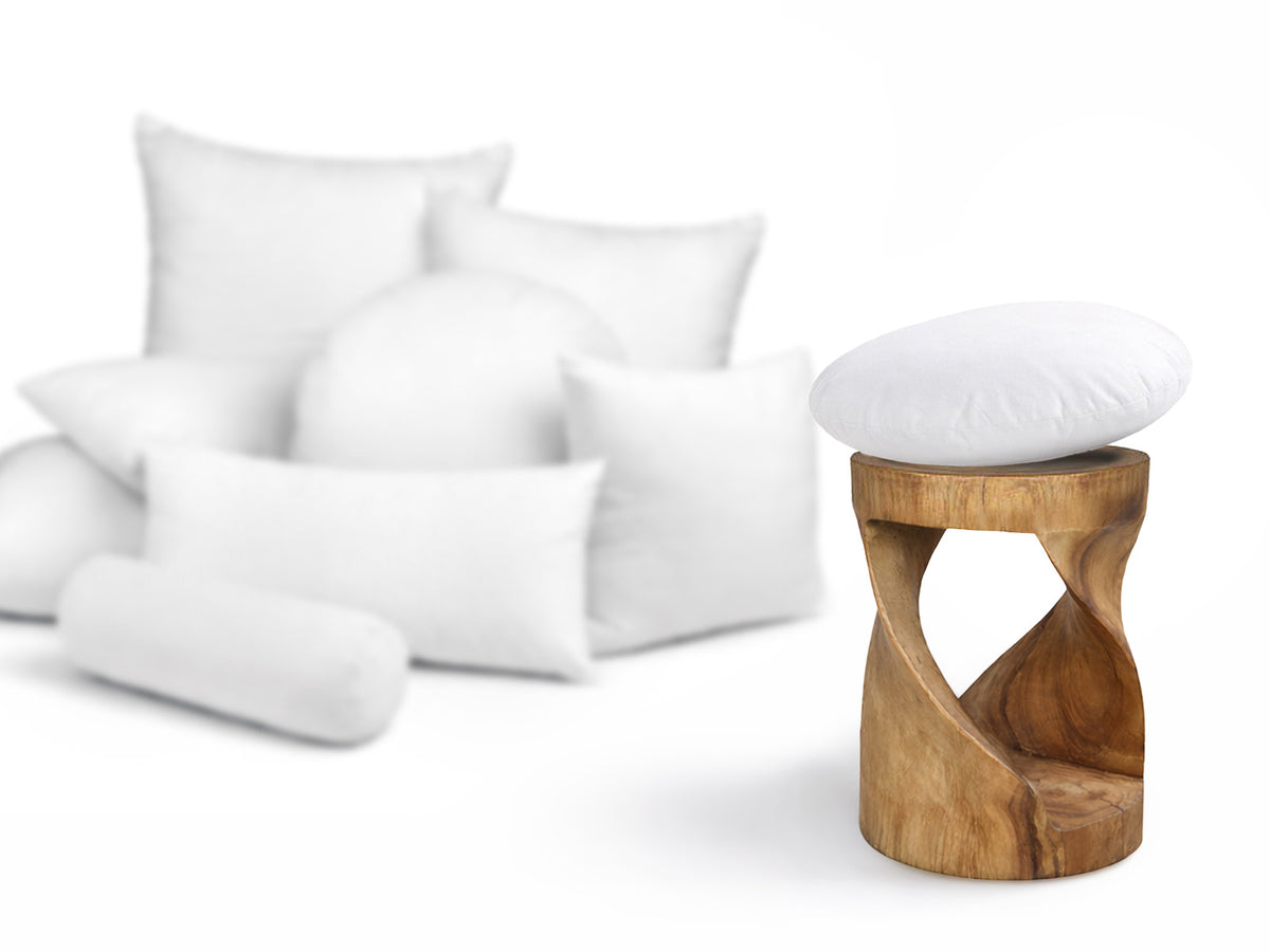 beties Publik Federkissen Fuellkissen 50 cm rund – Groessenvergleich neben einem Holzhocker