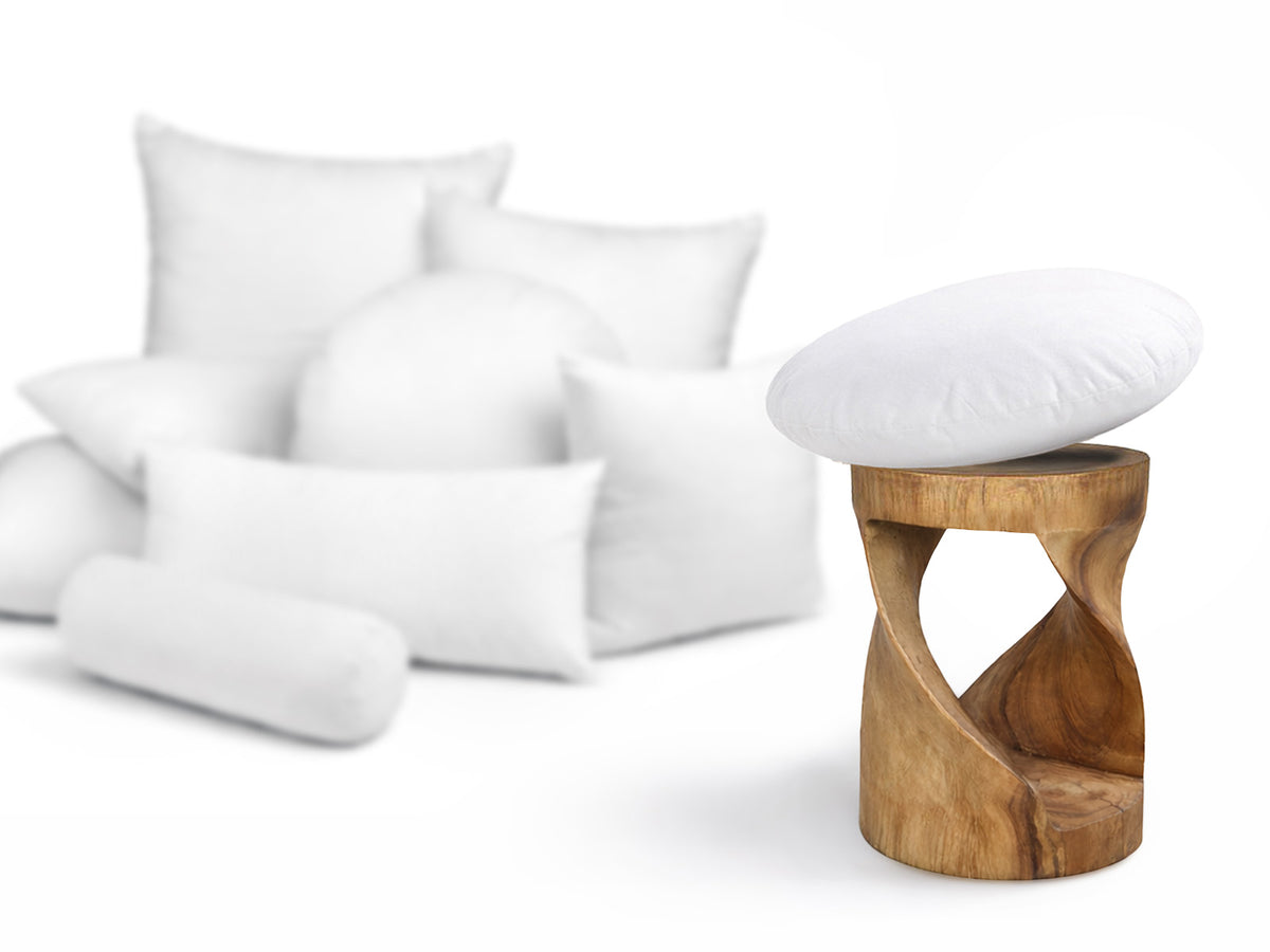 beties Publik Federkissen Fuellkissen 60 cm rund – Groessenvergleich neben einem Holzhocker