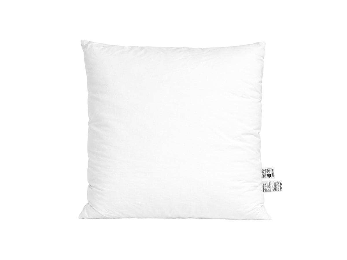 beties Publik Federkissen Fuellkissen 60x60 cm – weisses Kissen mit klassischer Federfuellung freigestellt auf weissem Hintergrund