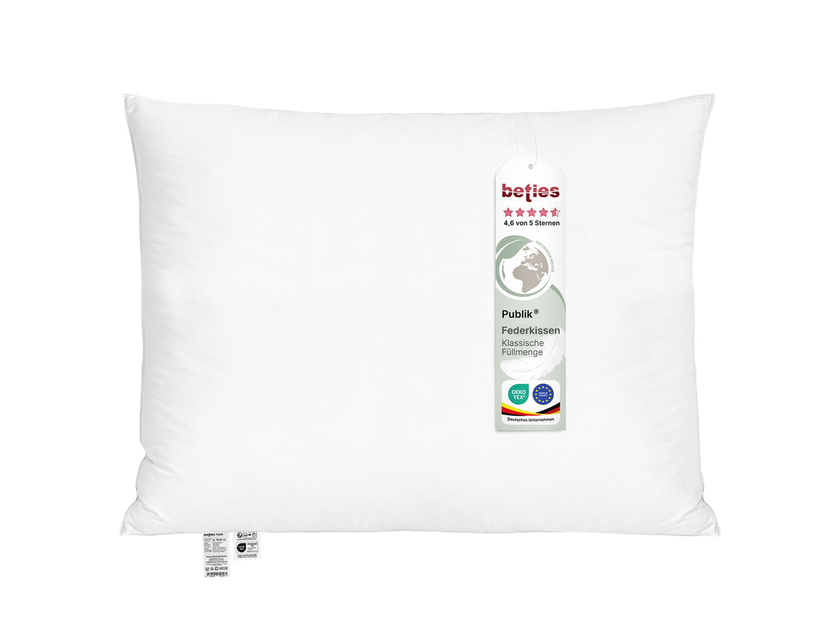 beties Publik Federkissen Kopfkissen 60x80 cm – weisses Kopfkissen mit klassischer Federfuellung freigestellt auf weissem Hintergrund mit etikett