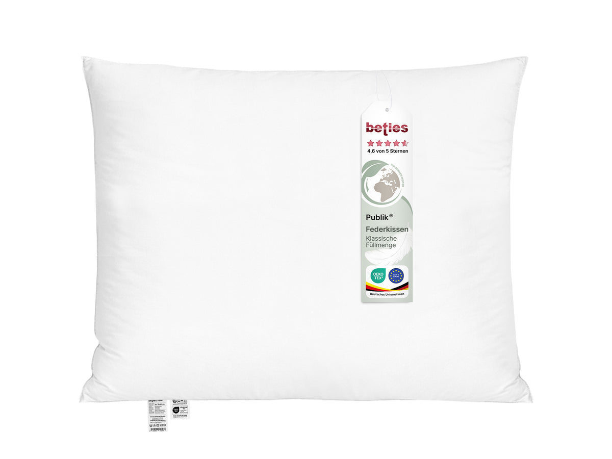 beties Publik Federkissen Kopfkissen 70x90 cm – weisses Kopfkissen mit klassischer Federfuellung freigestellt auf weissem Hintergrund mit etikett