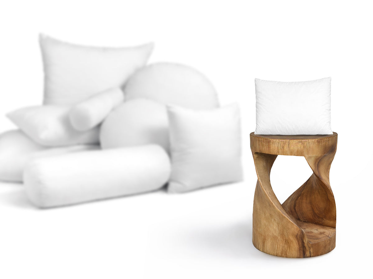 beties PublikFree Polyesterflocken Füllkissen 25x35 cm – Größenvergleich neben einem Holzhocker, veganes Füllkissen Kinderkissen ohne Federn, klassische Füllung