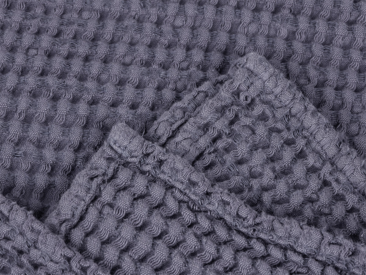 Waffelpique-Stoff, Detailaufnahme der Naht in der Farbe Fjord-blau aus Baumwoll-Leinenmix von beties aus der "PUR.NATURE" Serie.