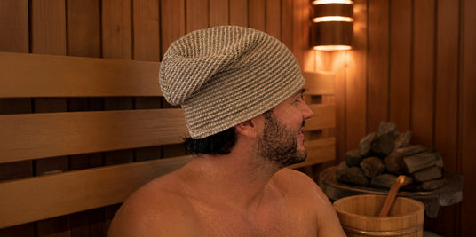 beties saunabeanie getragen von einem mann in der sauna