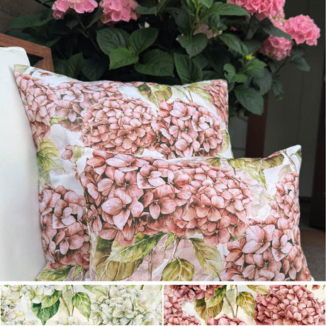 Kissenbezüge und Tischwäsche, bedruckt mit rosa/pinken und weissen Hortensien im Landhausstil.