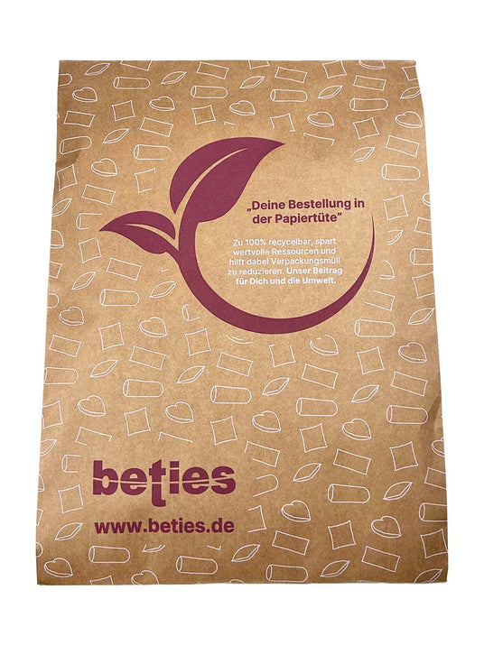 Eine braune Papiertüte mit weißen Symbolmustern und einer Blattgrafik, auf weißem Hintergrund. Mittig ist ein weißer Text plaziert mit einer Roten Überschrift.  Die Marke beties und die Website baities.com sind am unteren Rand aufgedruckt. 