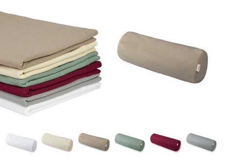 Beige Nackenrolle auf einem weissen Hintergrund. Daneben ein Stapel mit gefalteten Kissenbezuegen in den Uni-Farben Wei�, Hellgrau, Weinrot, Gruen, Natur und Beige.
