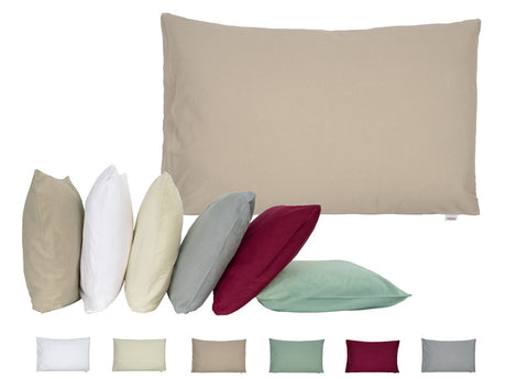 Beiges, rechteckiges Kissen auf einem weissen  Hintergrund. Darunter ist eine Kissenreihe mit Kissenbezuegen in den Farben Beige, Weiss, Natur, Hellgrau, Weinrot und Gr�n.