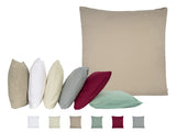Beiges, quadratisches Kissen auf einem weissen  Hintergrund. Darunter ist eine Kissenreihe mit Kissenbezuegen in den Farben Beige, Weiss, Natur, Hellgrau, Weinrot und Gr�n.