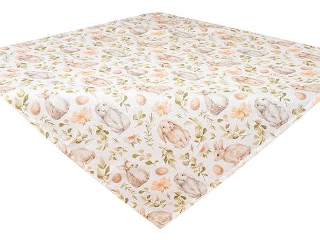 Weisse Mitteltischdecke flach liegend bedruckt mit braunen Haeschen, weissen und orangen Blumen und gruenen Zweigen