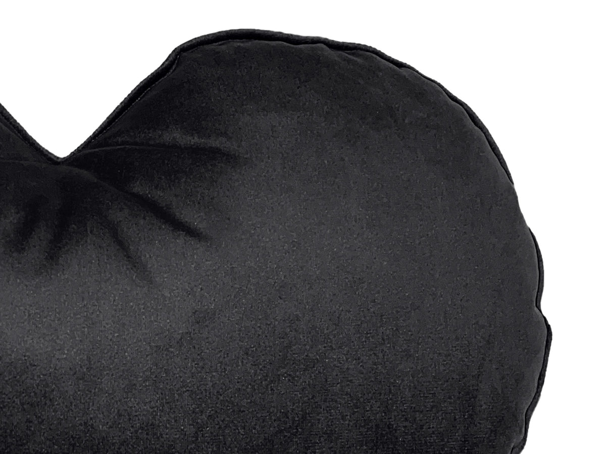 Nahaufnahme von dem Samt Stoff des Herzkissen in der Farbe schwarz.