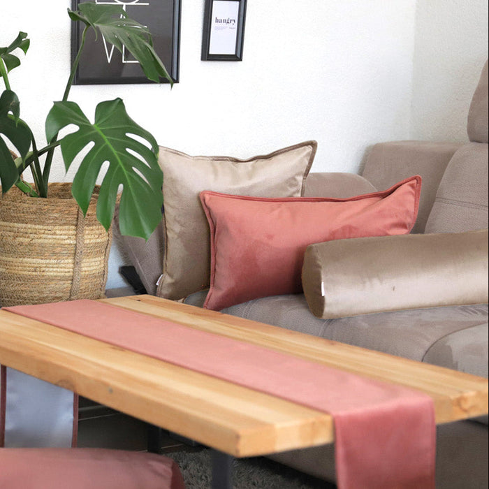 Samtkissen in Altrosa und Beige – edle Dekokissen aus Samt im Wohnzimmer