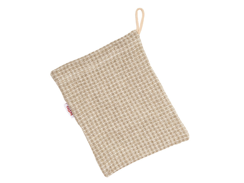 Ein Waschhandschuh aus Waffelpique-Stoff mit Aufhaenger.