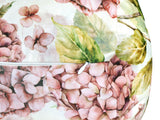 Bezug für Kissen in Rollenform im Landhausstil, bedruckt mit rosa/pinken Hortensien-Blueten. Nahaufnahme des geoeffneten Reissverschluss.
