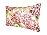 Rechteckiger Kissenbezug im Landhausstil, bedruckt mit rosa/pinken Hortensien-Blueten.