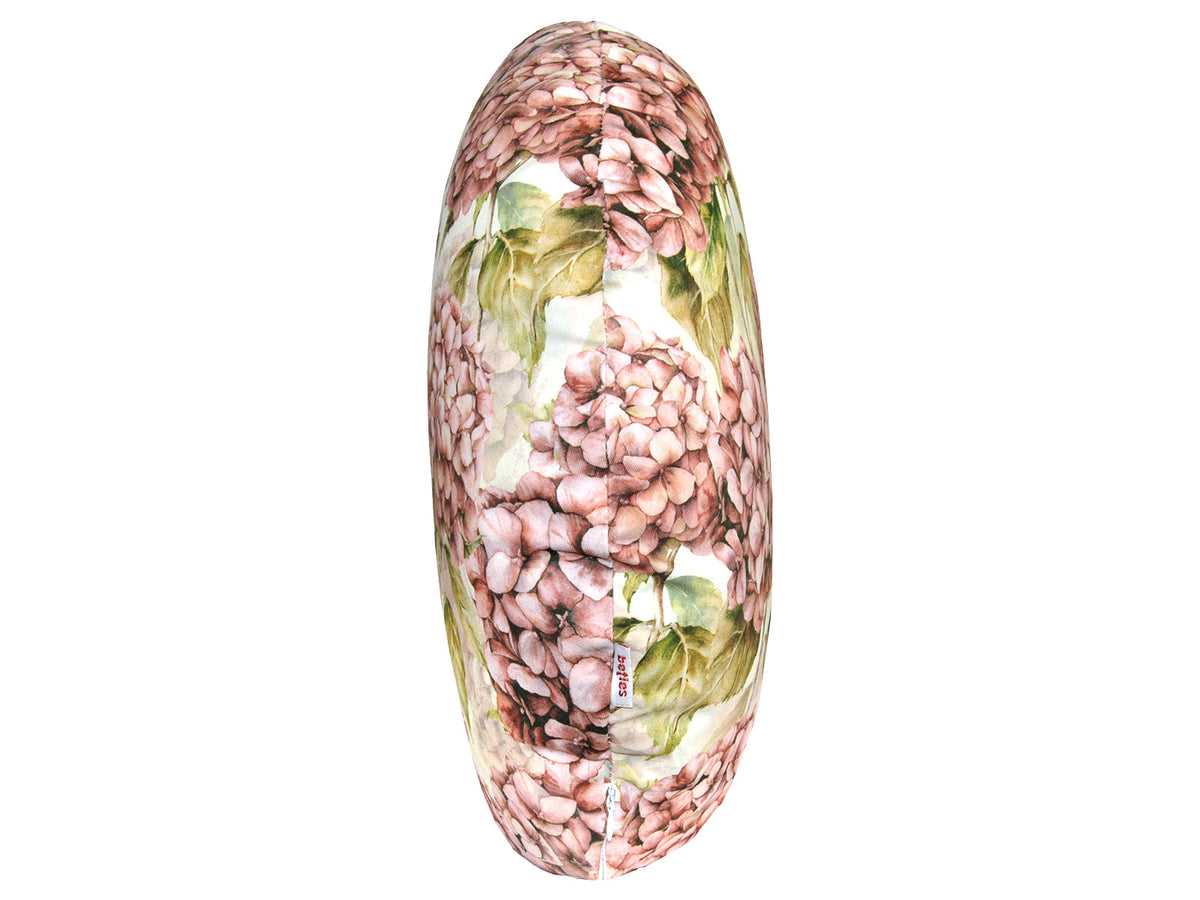 Seitenansicht eines runden Kissenbezug im Landhausstil, bedruckt mit rosafarbenen Hortensien-Blueten.