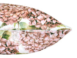 Detailansicht des Reissverschlusses eines Kissenbezuges im Landhausstil, bedruckt mit rosa/pinken Hortensien-Blueten.