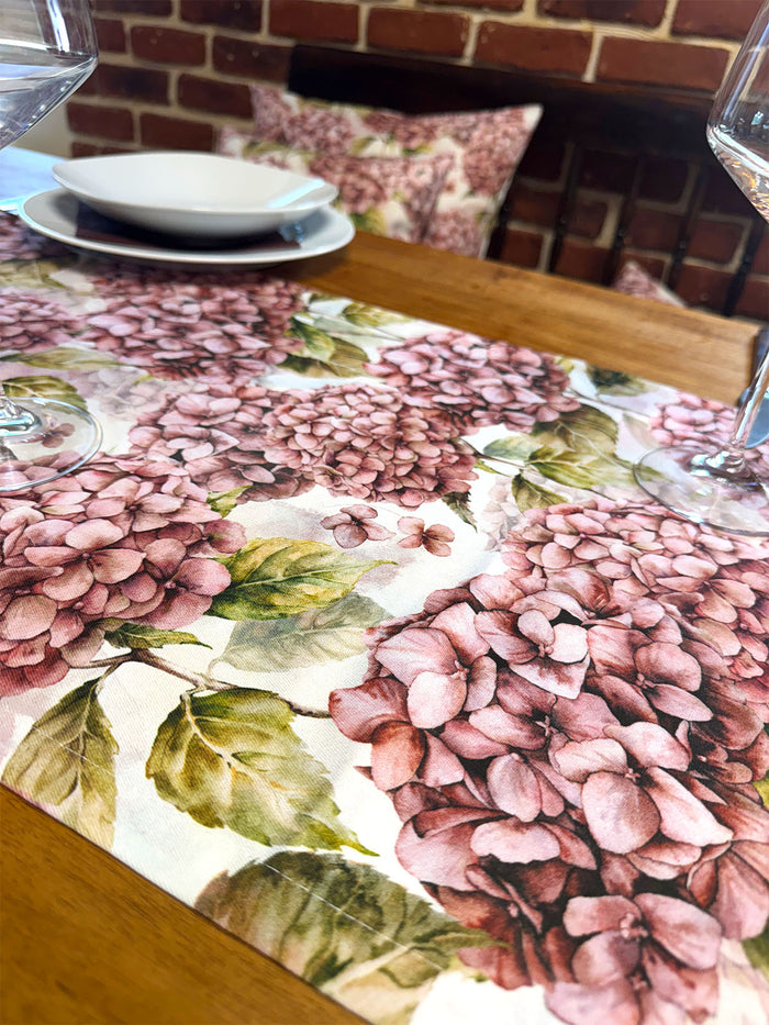 Tischläufer mit Hortensien-Muster in Rosa und Grün – Premium Tischdecke aus Baumwolle mit romantischem Blumendruck für Esstisch und Kommode