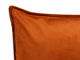 Nahaufnahme von der doppel-Naht des rost-orangen Samt-Kissenbezugs.