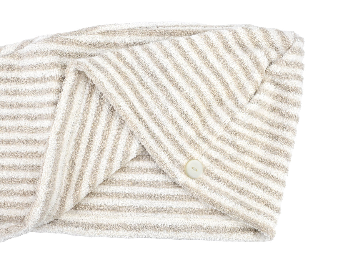 Detail der Soft-Frottee-Struktur am beties Savu Haarturban in Schilf-Hafermilch