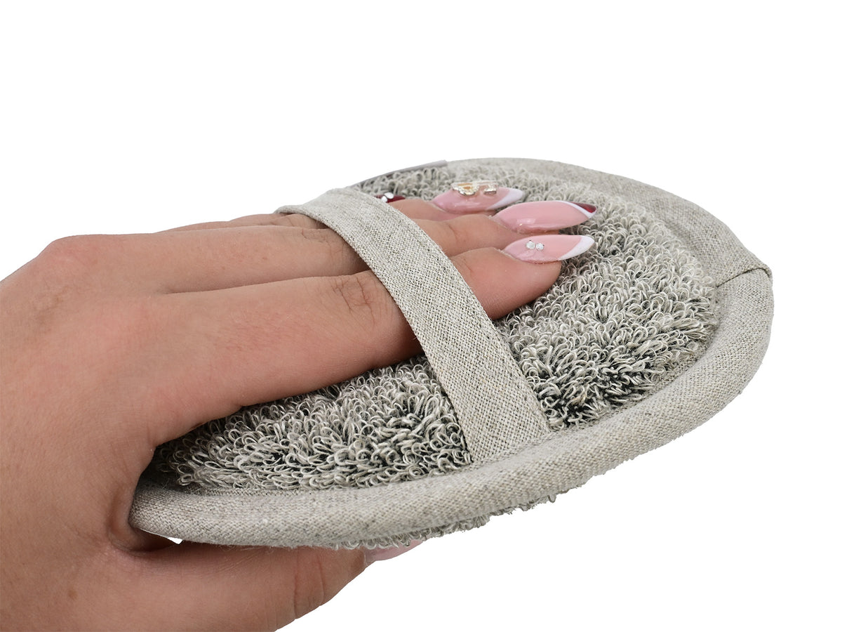 beties Savu Peeling-Pad rund 12 cm in Basaltgrau in der Hand gehalten