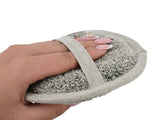 beties Savu Peeling-Pad rund 12 cm in Basaltgrau in der Hand gehalten