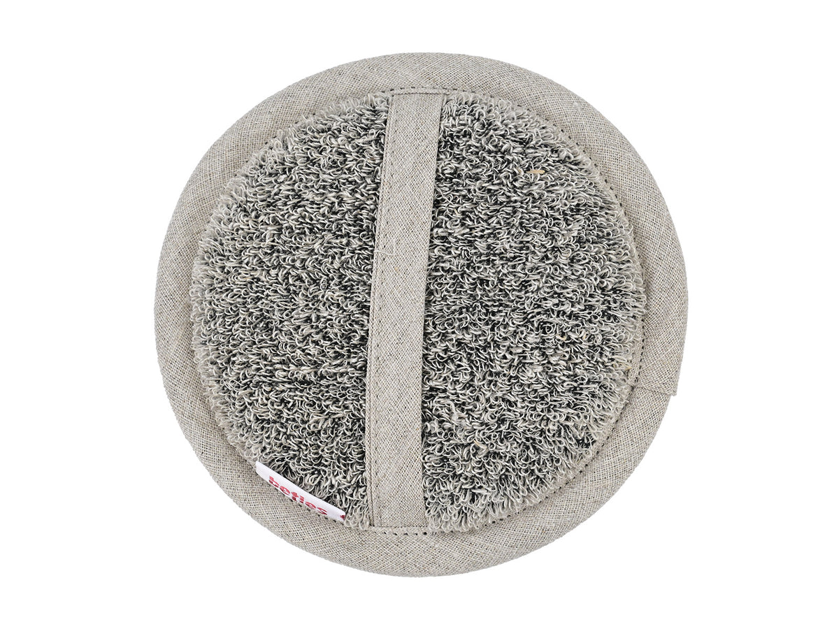 beties Savu Peeling-Pad rund 12 cm in Basaltgrau, Rückseite mit Handschlaufe