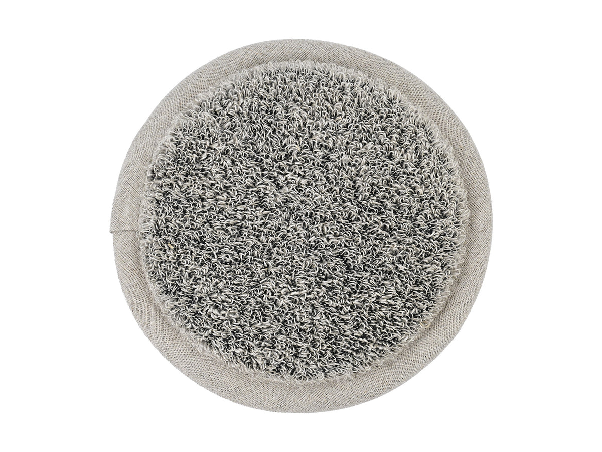 beties Savu Peeling-Pad rund 12 cm in Basaltgrau aus Massage-Frottee, Vorderseite
